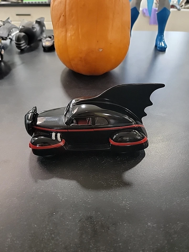 Danbury Mint  1940s Comic Book Batmobile 1:24 - Image 2 of 3
