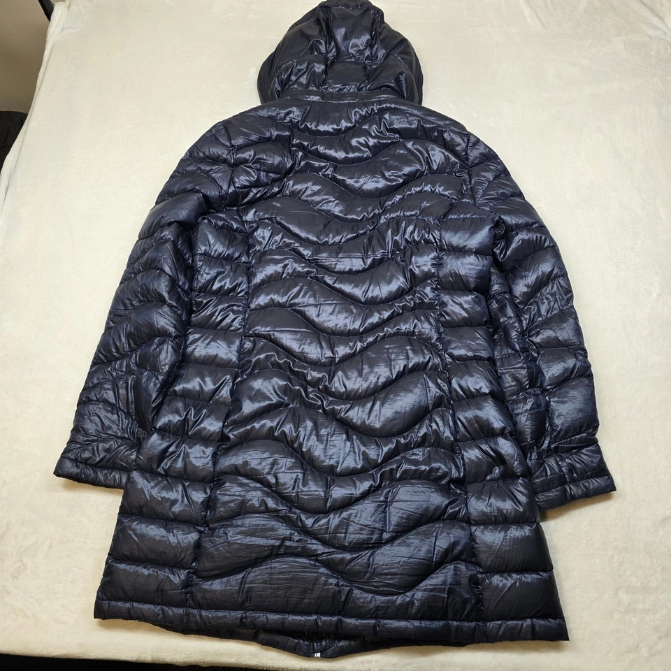 Abrigo acolchado Andrew Marc Premium para mujer grande azul con capucha empaquetable Foto 3 de 4