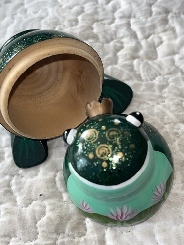 🎁NEW Bits and Pieces Nesting Unique Family Of Frogs Doll Set of 5 Hand Painted - Picture 9 of 11