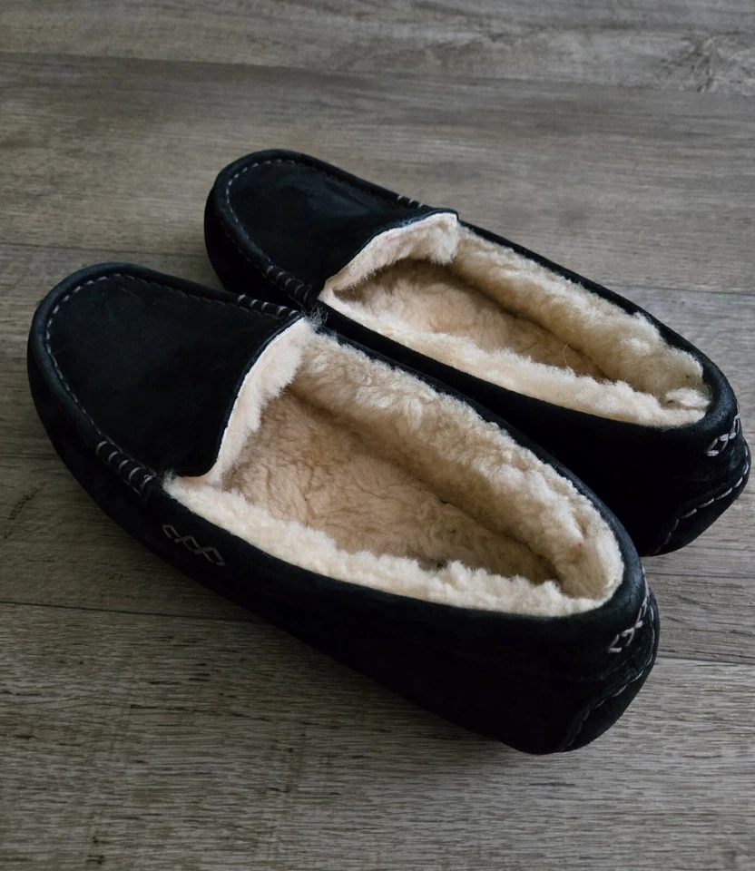 Chinelo feminino UGG Ansley preto resistente à água camurça forro de pele bege tamanho 7 - Imagem 4 de 4