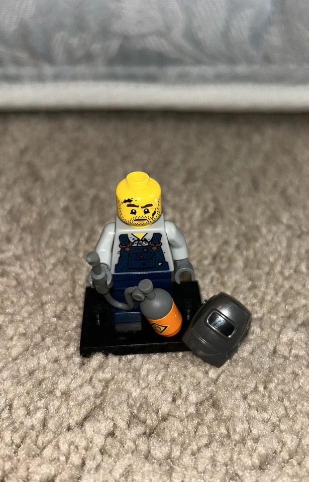 LEGO Minifigure Series 11  Welder #71002 VERY GOOD CONDITION! - Image 2 of 4