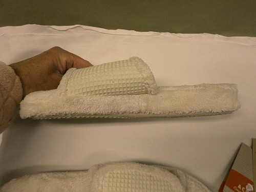 3585M Acorn Spa Slipper Med 6.5-7.5 Adjustable Strap Beige Contoured Footbed NEW - Picture 4 of 8