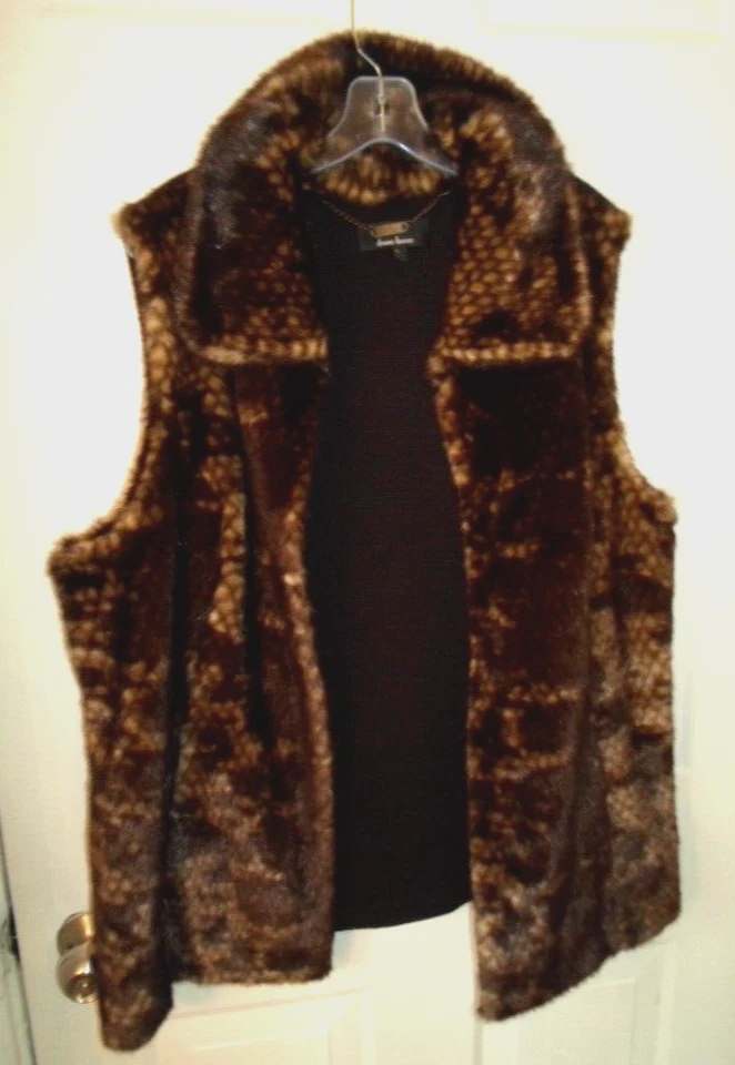 Chaleco Dennis Basso XL de piel sintética con cuello marrón/beige bolsillos forrados ganchos peleteros Foto 3 de 4