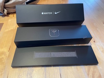 Apple Watch Series 5 Nike+ -  44mm Aluminiumgehäuse in Space Grau mit Sport Loop