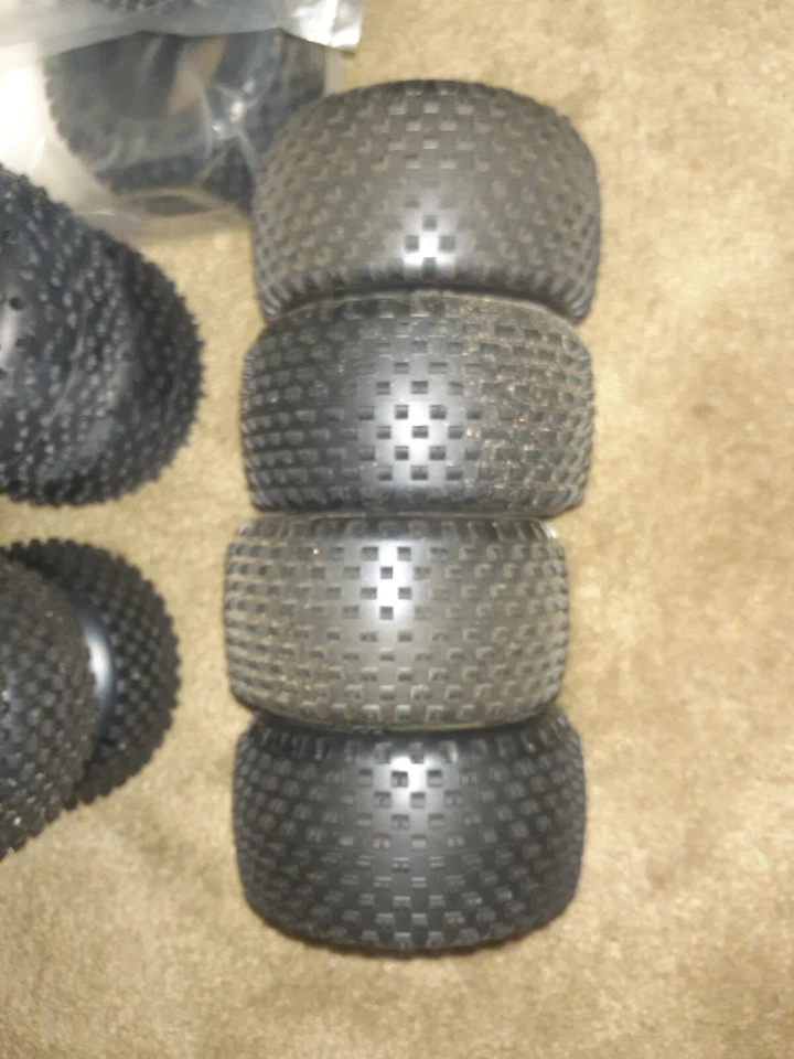 LOT of artificial turf truck tires 9 pairs with rims ( associate hex) and others - Image 4 of 4