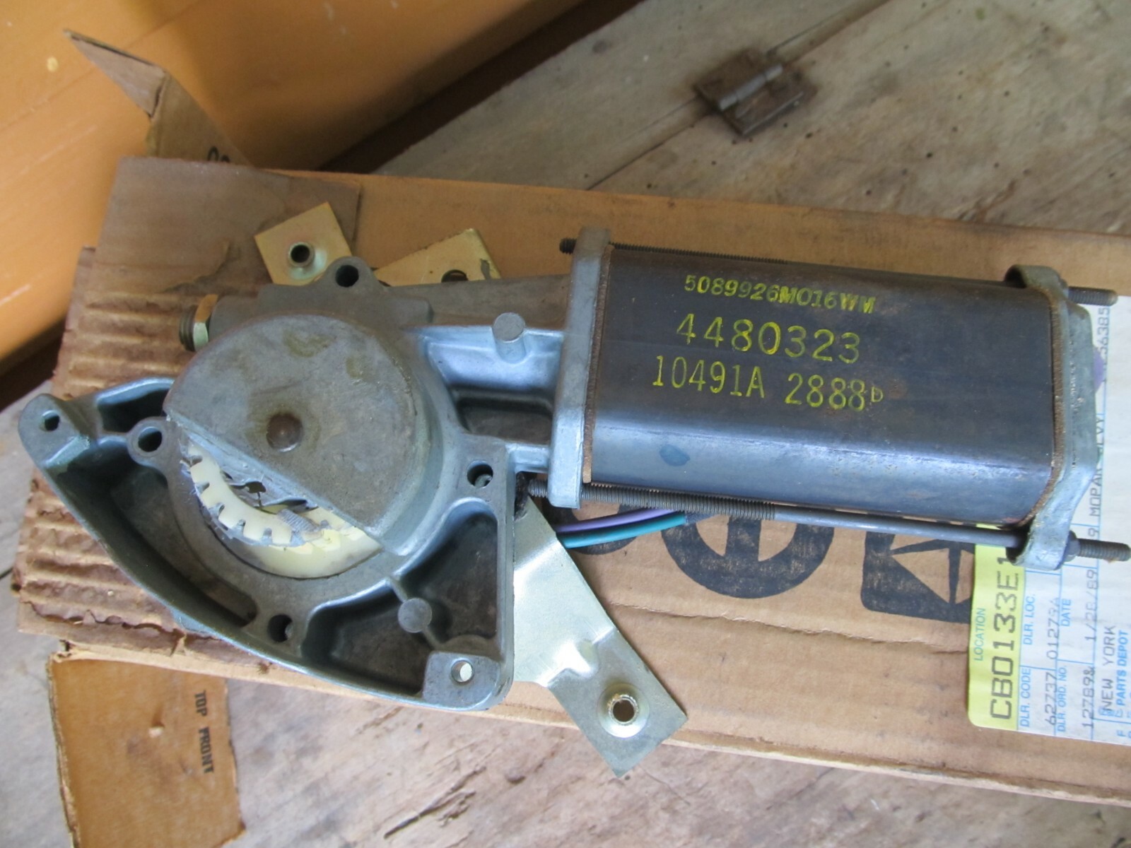 NOS 1988 - 1993 Chrysler Dodge left front power window MOTOR mopar 