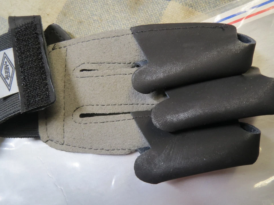 Vintage NEET - Archery Shooting Glove Leather, Camo , Med, BRAND NEW! NOS - Image 3 of 4