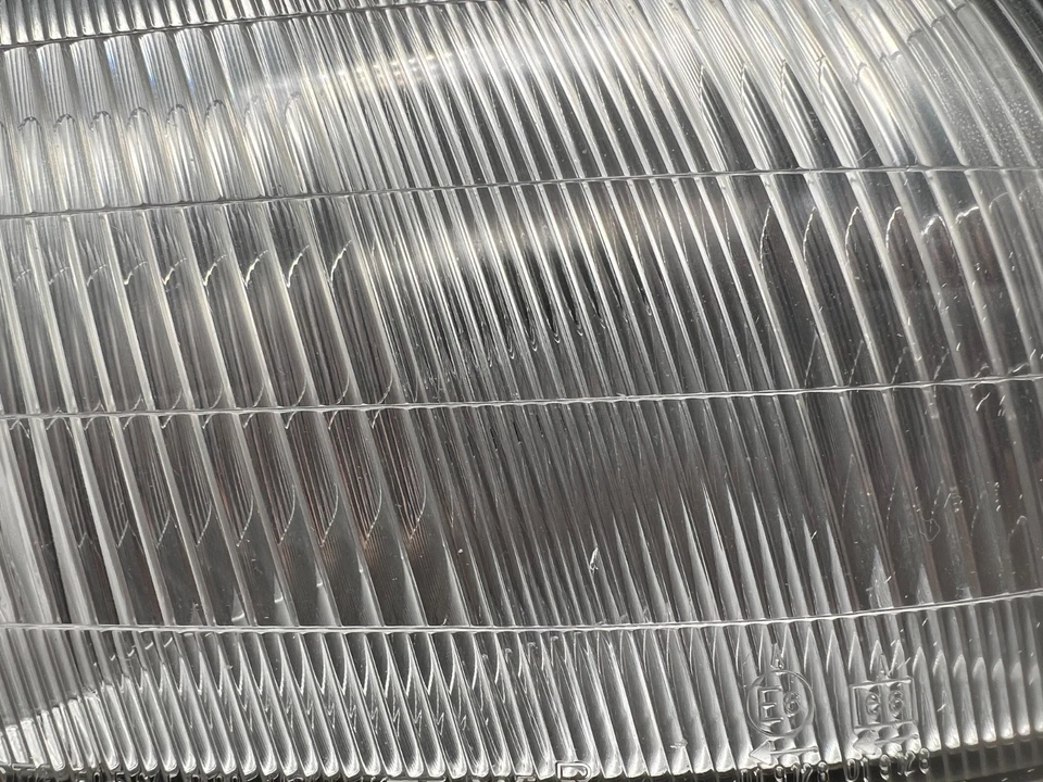 1990-1994 Lexus LS 400 OEM Passenger Side Corner Headlight Housing Assembly 50-5 - Image 2 of 4