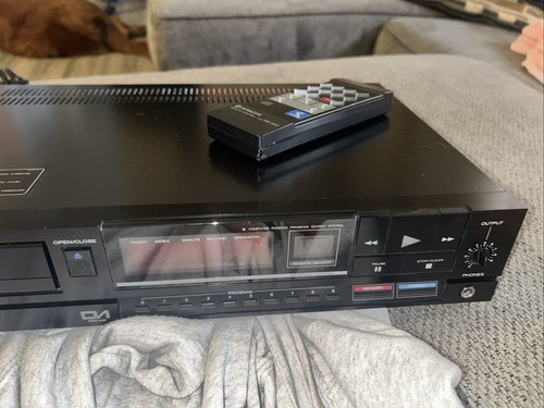 Hitachi DA-600 Compact Disc Player With Fluorescent Graphic Display & Remote - Picture 4 of 4