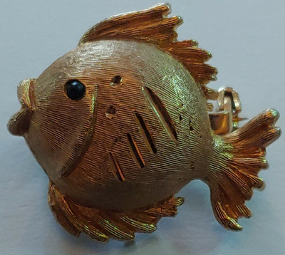 Vintage gold Fish Stamped JJ  gold tone metal Pin pet Aquarium water life shiny