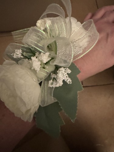 Corsage de poignet de bal. Fait de pivoines blanches, de verdure, un nœud. Pour bal, formel - Photo 1 sur 3
