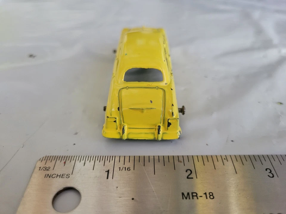 TOOTSIETOY - Coche amarillo vintage 1950 Plymouth sedán 2 puertas 3" metal fundido a presión   Foto 4 de 4