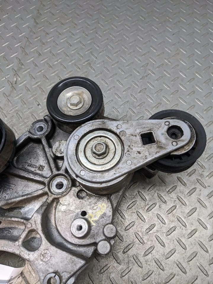 Sierra 2500 3500HD 2017-19 Duramax diésel 6,6 L L5P soporte alternador 1180008 Foto 3 de 4