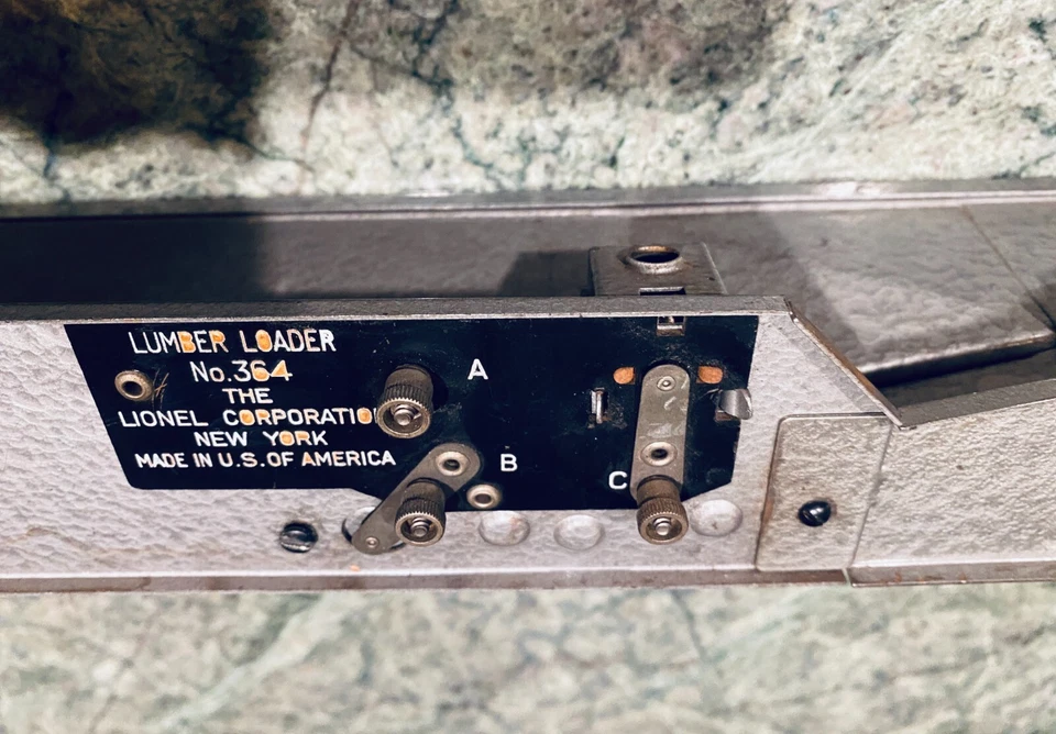 Lionel Postwar 364 Conveyor Lumber Log Loader O/O- 27 Gauge For Parts/Repair - Image 3 of 4