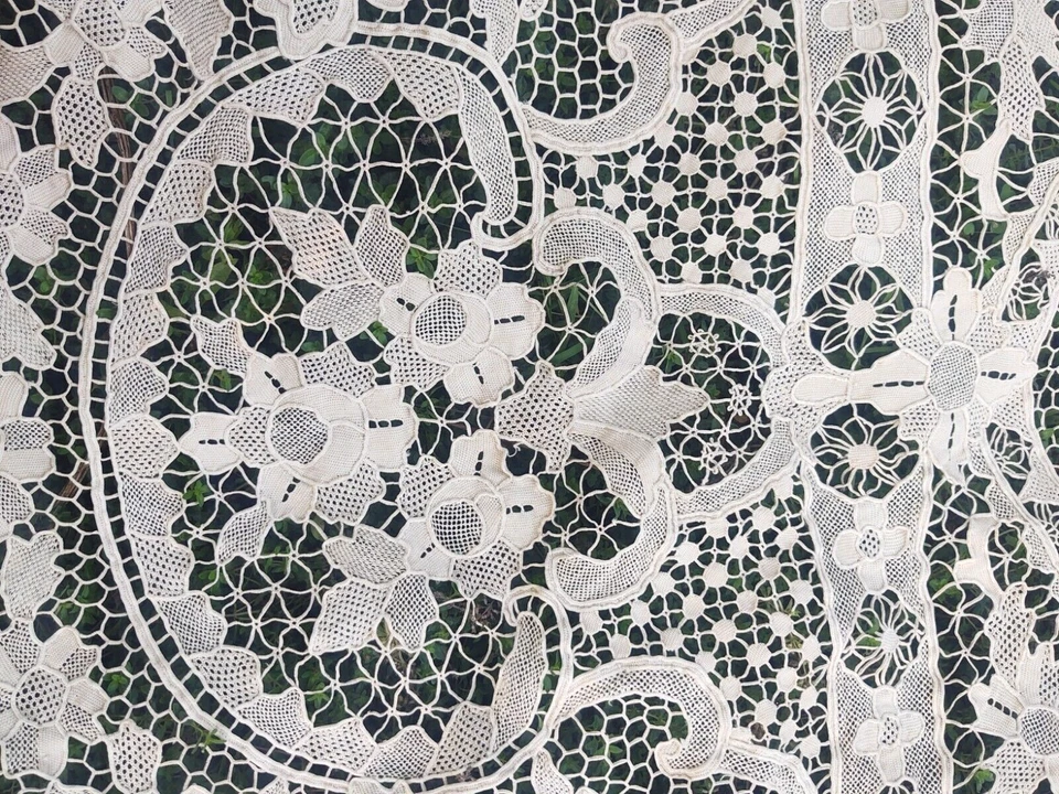 Antiguo mantel hecho a mano italiano Point de Venise encaje vintage 60" x 75" Foto 2 de 4