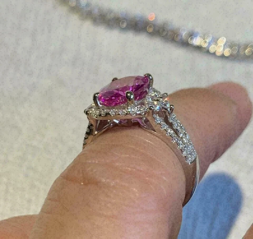 Anillo de compromiso para mujer con halo de turmalina rosa corte ovalado de 2,50 quilates de oro blanco de 14 quilates Foto 3 de 4