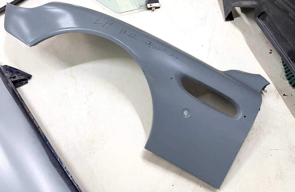 ASTON MARTIN VANQUISH 2002 Panel Assy, para-lama dianteiro, LH (1R12-631027-AJ) - Imagem 2 de 2