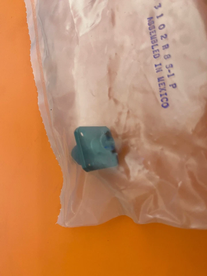 Bendix Circular MIL Spec Connector 1P Size S8 Box Mount Receptable MS3102R8S-1P - Image 3 of 4