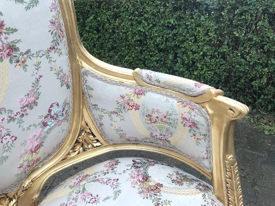 Par de sillas Bèrgère Luis XVI francesas doradas damasco vintage de lujo Foto 4 de 4