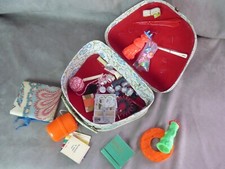 Jouet ancien: BOÎTE A COUTURE et son contenu.