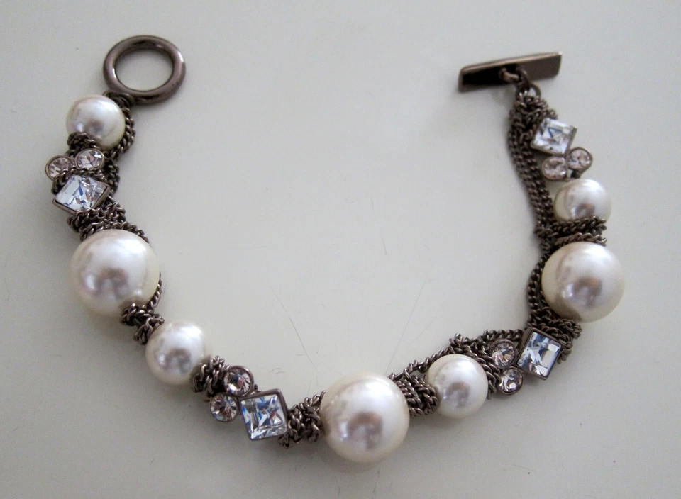 NUEVA PULSERA EXQUISTE GIVECHI PERLAS DE IMITACIÓN Y PEDRERÍA BRILLANTES 7 3/4" DE LARGO Foto 2 de 4