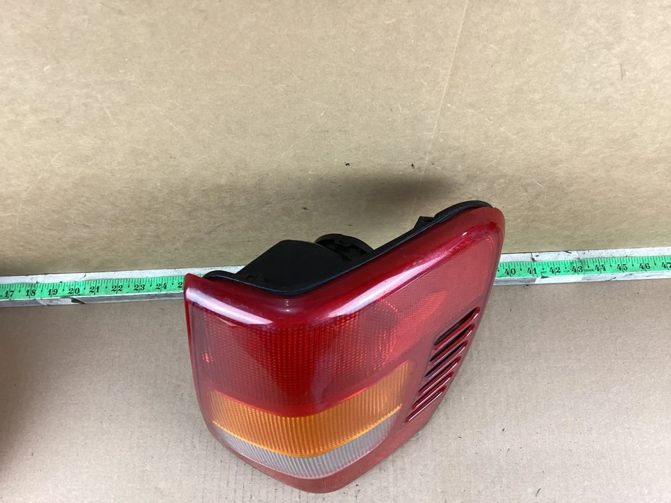 Conjunto de luces traseras laterales para pasajero trasero derecho Jeep Grand Cherokee 1999-2002 OEM Foto 2 de 4
