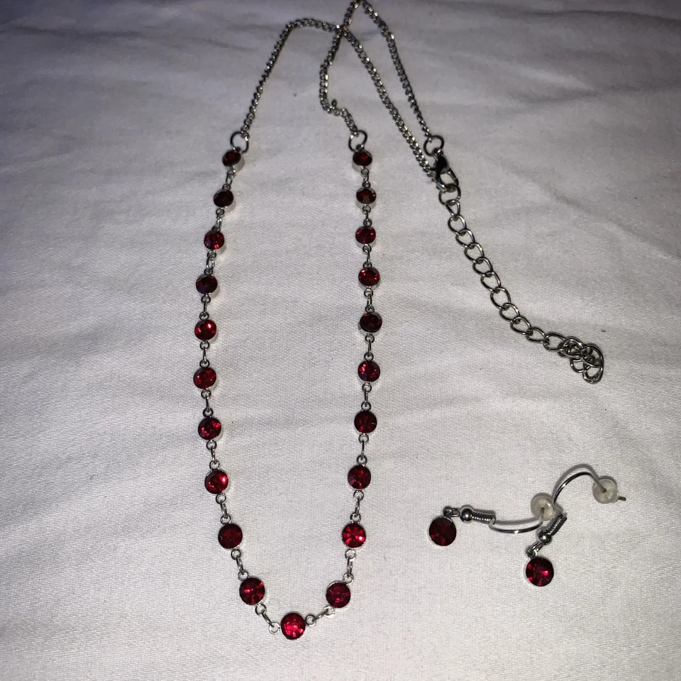 Nuevo Conjunto de Collar con Pendientes Tono Plata con Estrás Color Granate Foto 3 de 4