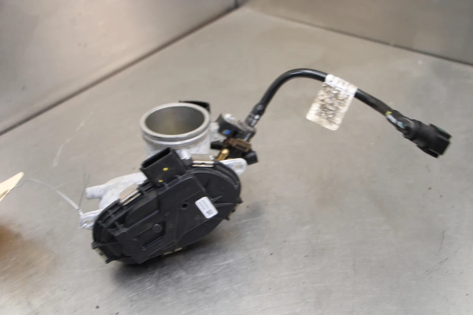 23-24 KTM 390 DUKE INYECTORES DE COMBUSTIBLE PRINCIPALES / CUERPOS DEL ACELERADOR Foto 4 de 4