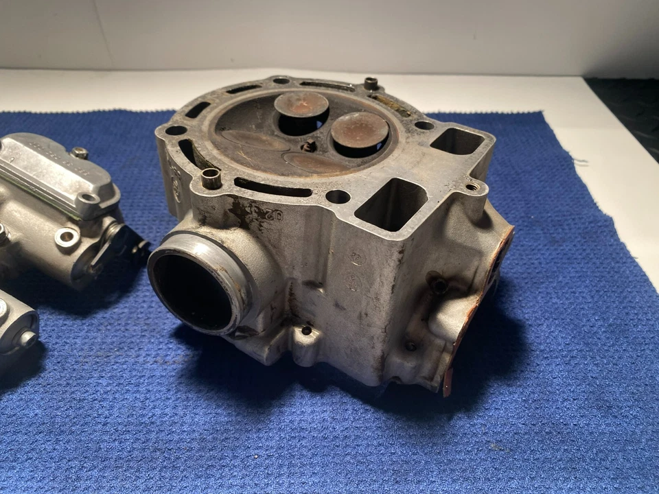 2004 KTM 525 EXC Cylinder Head ASSEMBLY EXC XCW MXC OEM KTM 525 CYLINDER HEAD - Image 3 of 4