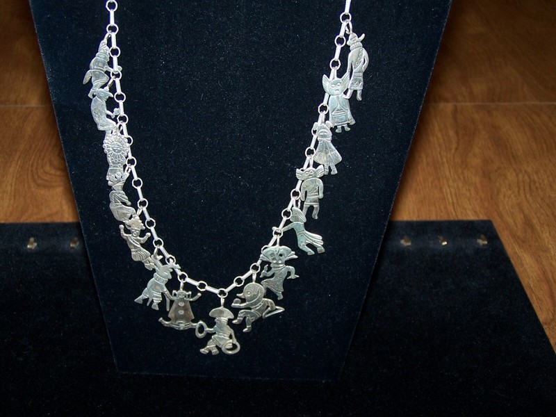 VINTAGE COLLECTIBLE .925 STERLING SILVER NATIVE AMERICAN (HOPI) FIGURE NECKLACE