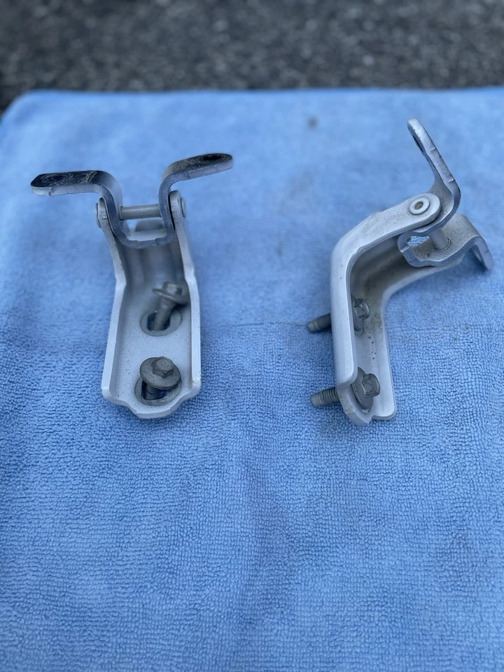 2021-2024 GM Chevy Tahoe driver front door hinges - Image 2 of 2