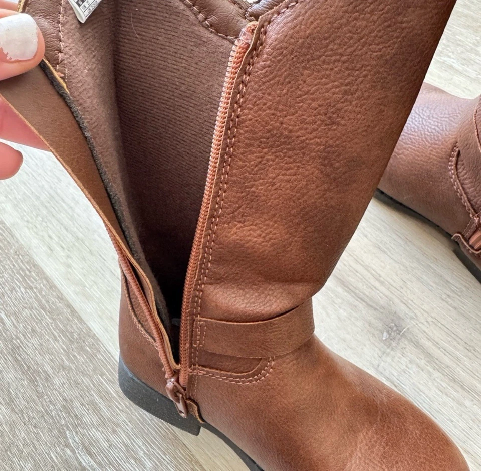 Botas altas marrones Oshkosh B'Gosh para niños pequeños usadas en excelente estado talla 10T Foto 2 de 4