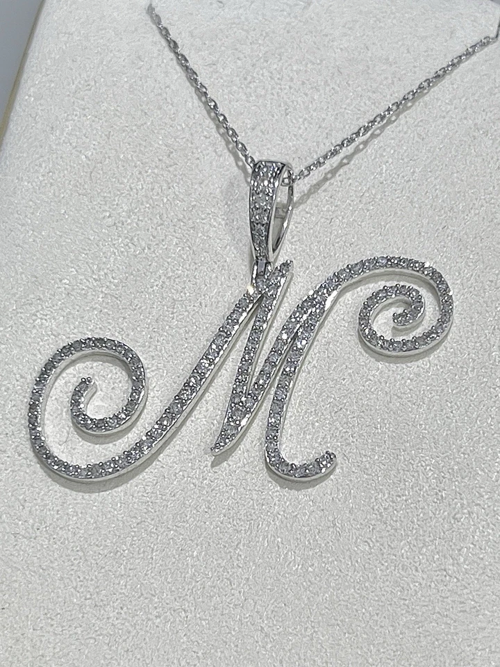 Colgante inicial “M” de diamantes pavé en oro blanco Foto 2 de 3