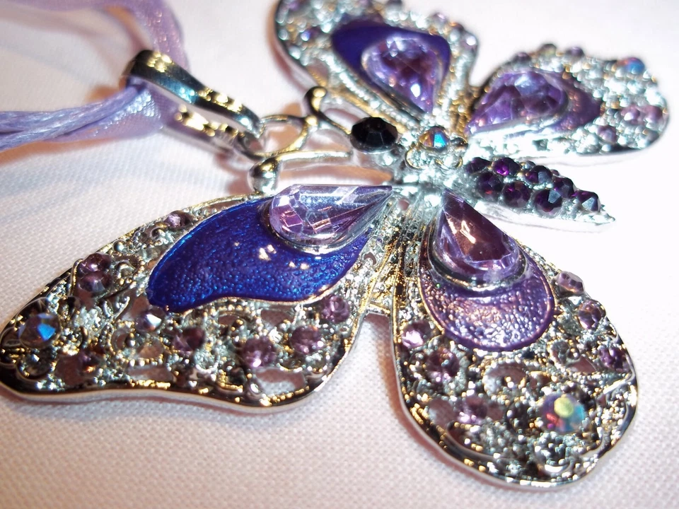 Colgante de mariposa grande de diamantes de imitación PÚRPURA en collar de cinta PÚRPURA de 17 pulgadas J-242 Foto 2 de 4