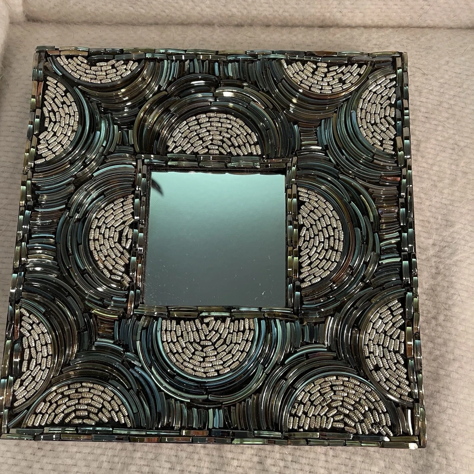 Juego de 2 brazaletes y cuentas de vidrio con marco cuadrado Two’s Company Foto 3 de 4