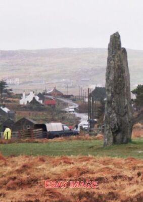 FOTO CALLANISH ARBEITEN GEHT AN EINEM SEHR NASSEN TAG WEITER. EINER DER STEHENDEN STEINE 2004