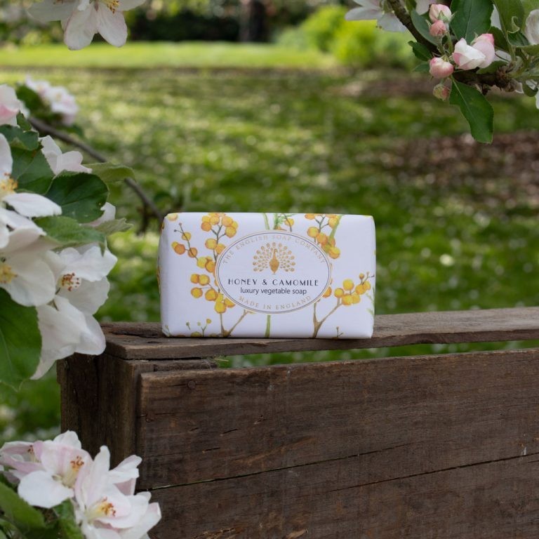 The English Soap Company  Luxury Bar 190g Vegan Honey & Camomile