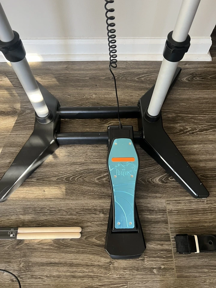 Xbox 360 Rock Band Paquete Kit con 3 Juegos, Batería Inalámbrica, Guitarra con Cable, Micrófono Foto 4 de 4