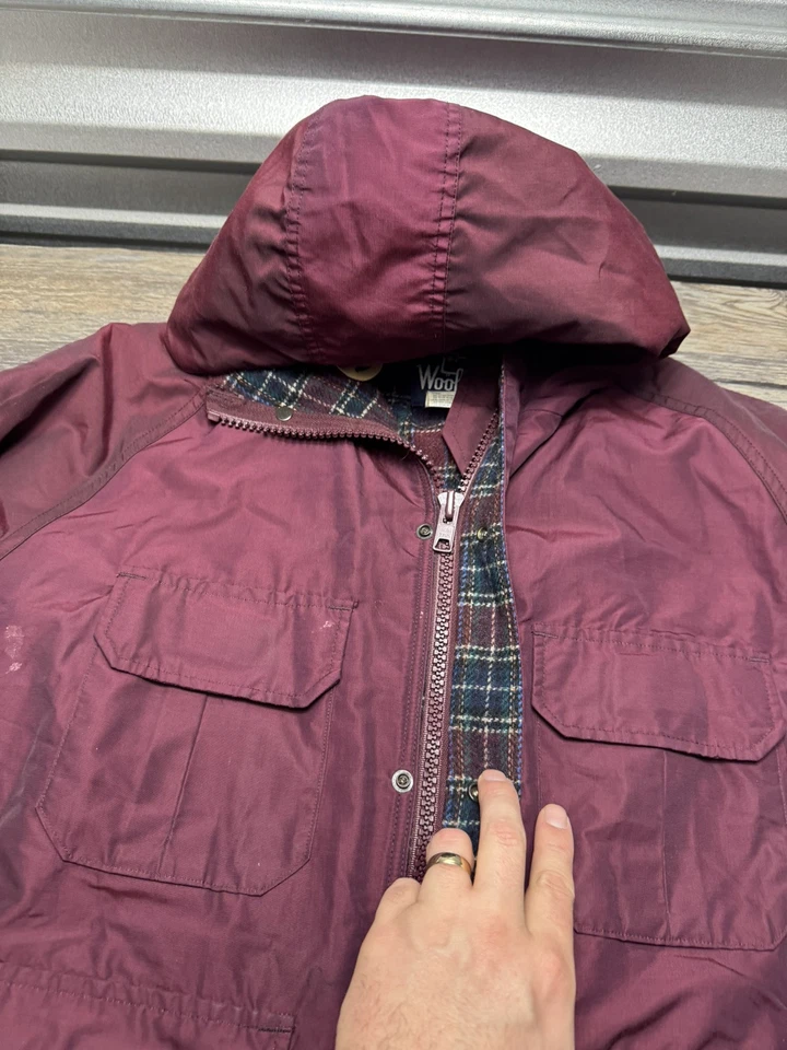Abrigo parka vintage Woolrich para mujer con capucha forrado a cuadros borgoña hecho en EE. UU. Foto 2 de 4