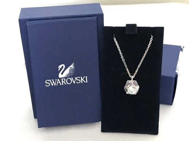 Swarovski バタフライ　トンボ　オブジェ クリスタル Amazon.com: Swarovski Butterfly on Leaf : Home & Kitchen