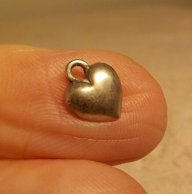 STERLINGSILBER 925 SIGNIERT WINZIGER HERZ CHARM MIT 8 PUNKTEN HERSTELLER MARKIERUNG 3/8'' X 5/16''