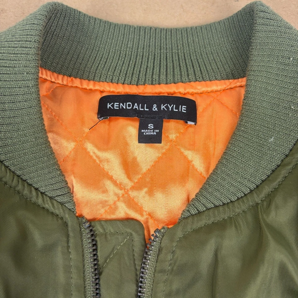 Chaqueta Bomber Kendall & Kylie Larga Verde Oliva Mujer Pequeña Manga Larga Foto 4 de 4