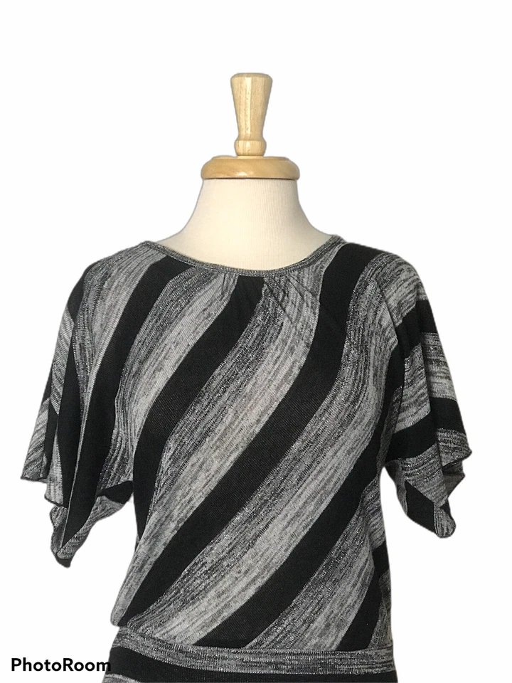 Top de encaje IZ Byer para mujer M negro gris metálico a rayas cuello redondo usado en excelente estado Foto 3 de 4