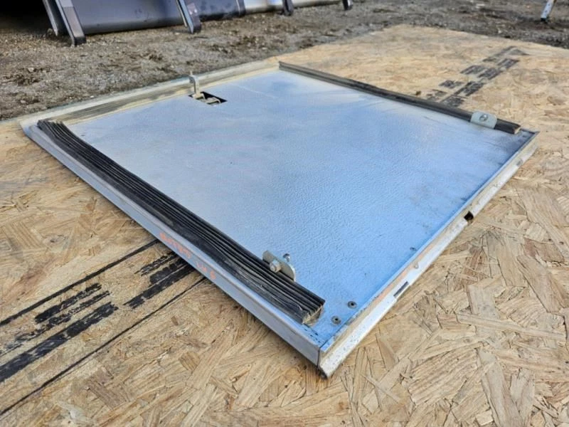 Casa rodante Western Alpine 02 usada izquierda #6 almacenamiento maletero puerta 29x32 aprox Foto 4 de 4