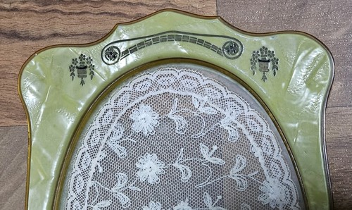 Vintage Zelluloid Kommode Tablett Blumenspitze unter Glas mit grünen Art Deco Kanten - Bild 2 von 7