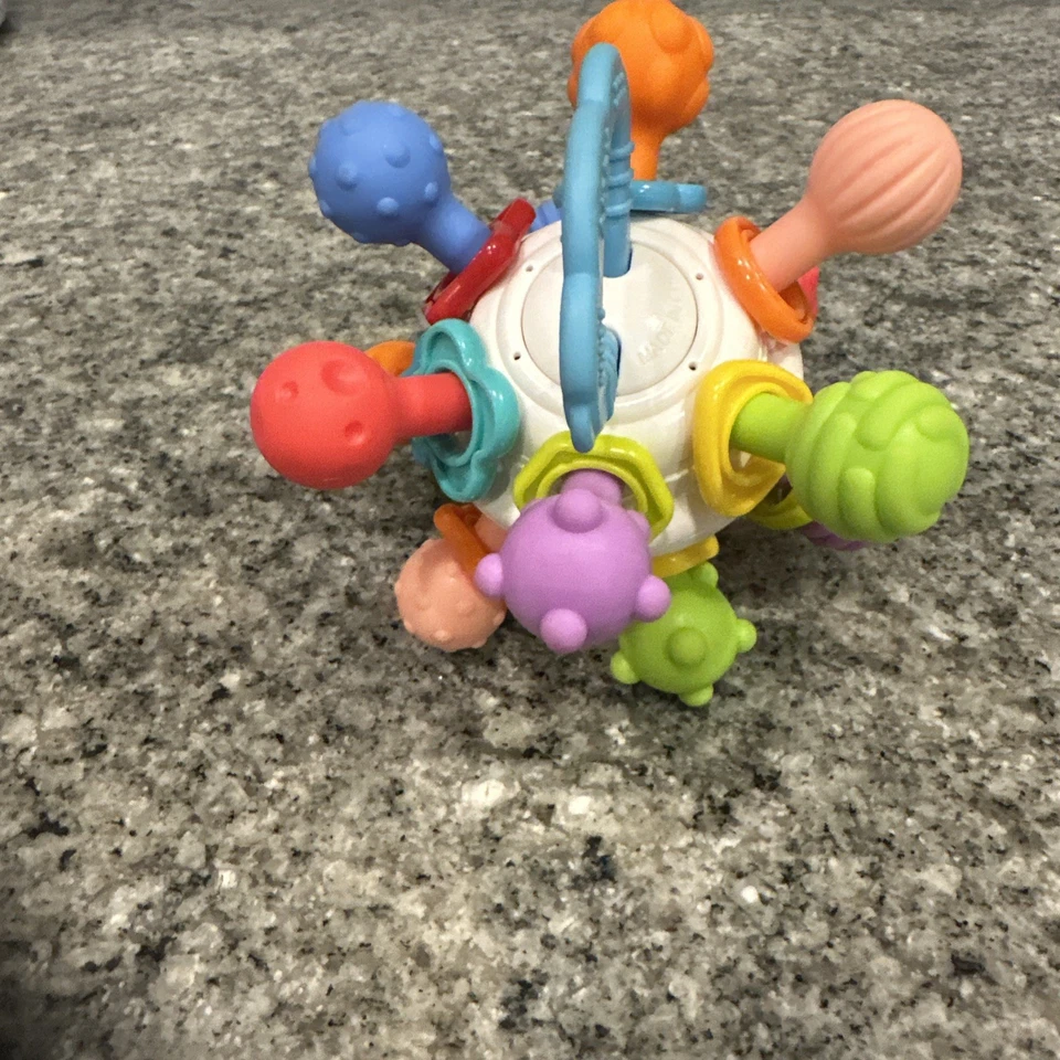 Nuby 纹理扭球婴儿牙胶玩具带五颜六色的摇铃 — 第 4/4 张图片