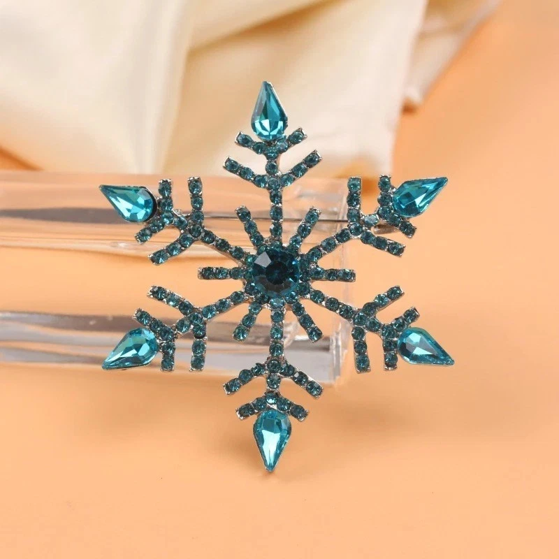 Broche de copo de nieve de Navidad 10 quilates topacio simulado pera chapado en oro blanco de 14 quilates Foto 4 de 4