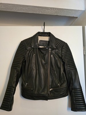 Ich biete hier eine stylische schwarze Lederjacke von Cigno Nero an. Diese Jacke