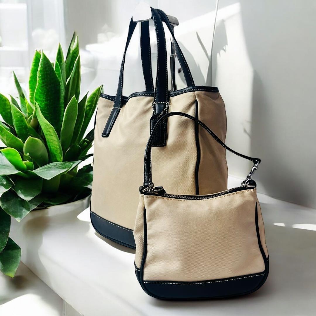Coach Leather Bicolor Tote & Pouch Set in Beige & Black Authentic Excellent Condition