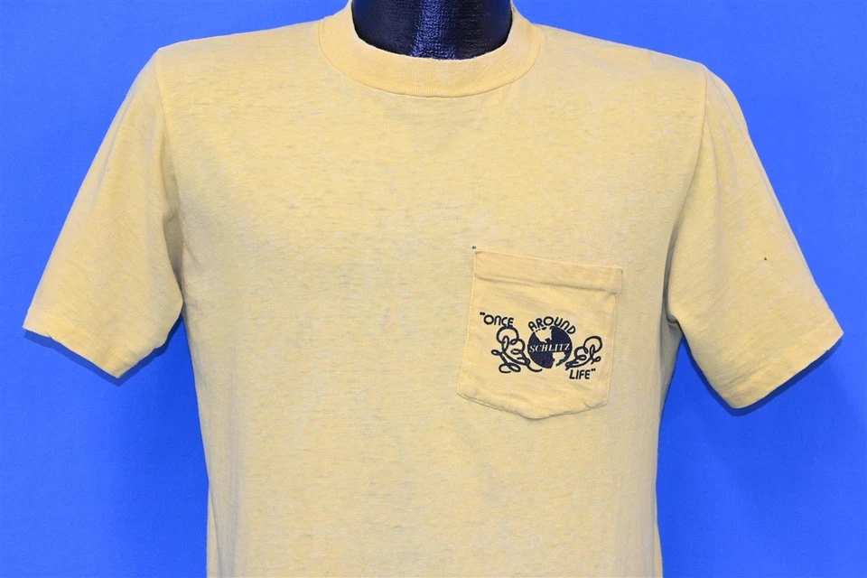 Camiseta vintage anos 70 SCHLITZ ONCE AROUND LIFE BEER 2 LADOS BOLSO AMARELO MÉDIA M - Imagem 3 de 4